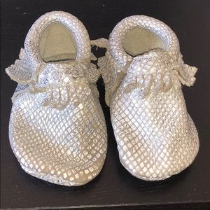 Sz 3 Textured Silver Freshly Picked Moccasins